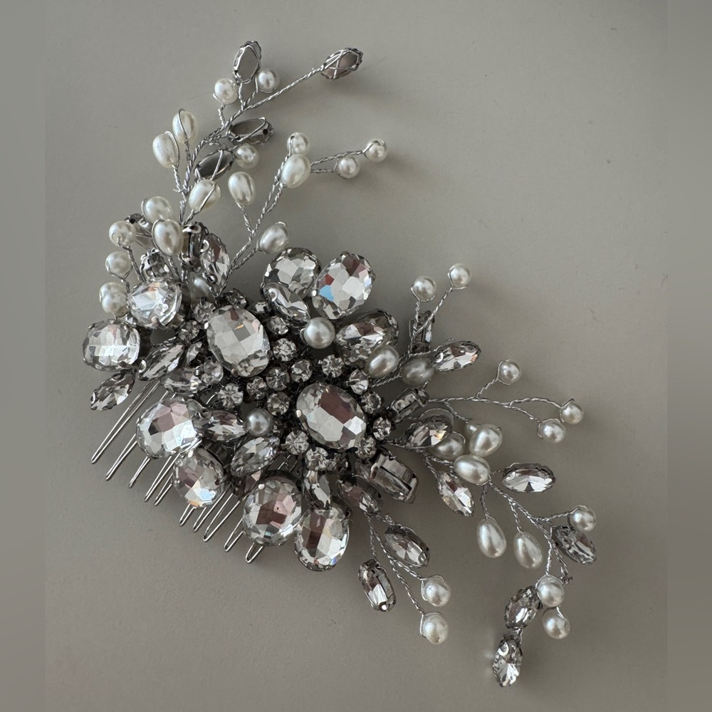 BRIDAL HAIR Accessory Comb with rhinestones & beads - Pre Loved